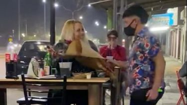 En Caucete, el amor está en el aire: le propuso matrimonio en el medio del bar