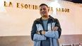Jonatan Páez, delante de su emprendimiento en la esquina de Comandanta Cabot e Hipólito Yrigoyen (ex San Miguel).