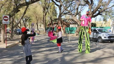 Un show de mimo y malabares para hacer más llevadero el hisopado en el Parque de Mayo