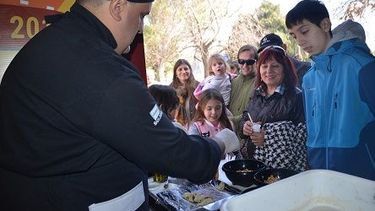 Las sopaipillas y el kitesurf sanjuanino, furor en Rosario