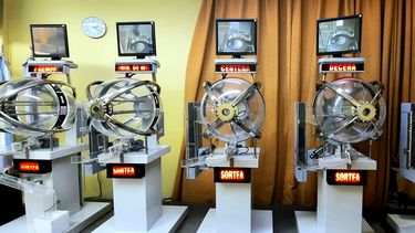 El 3 de octubre de 1987 cuando la Caja de Acción Social inauguró su propio bolillero, tras más de cuatro décadas de utilizar sorteadores de otras provincias. Ahora remodelarán la sala.