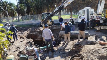 Harán tres empalmes para solucionar la rotura del caño que afecta a 3000 familias