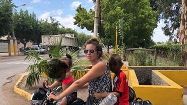 Una foto indignante en Santa Lucía: una mujer y dos niños en moto y sin casco