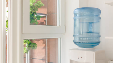 En San Juan, ofrecen recomendaciones para cuidar la salud al consumir agua envasada.