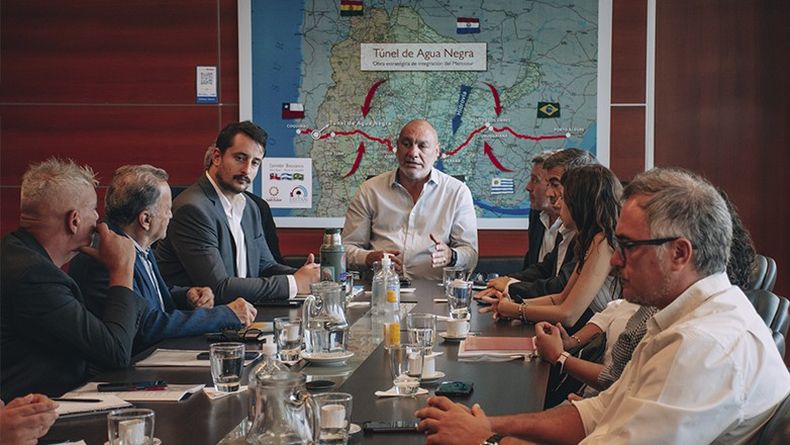 El ministro de Obras, Julio Ortiz Andino, y su equipo, además de representantes de municipios, se reunieron con Matías Federici, director de Asuntos Comunitarios de la Agencia de Administración de Bienes del Estado.