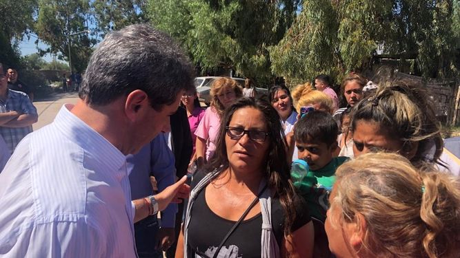 Uñac fue al barrio afectado por el temporal y se encontró con quejas al municipio