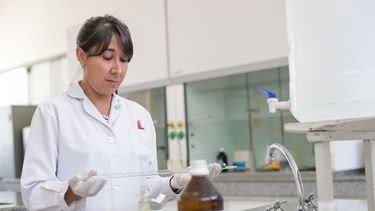 Un exingeniero de la NASA creó la pistola de agua más grande del mundo. ¡Es  gigante!