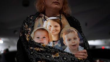 Shiri Bibas, de origen argentino, y sus dos hijos, Ariel y Kfir