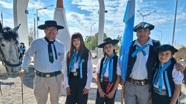 Gastón Poblete, presidente de la Agrupación Gaucha Rastreador Calívar, junto a otros miembros de su institución.