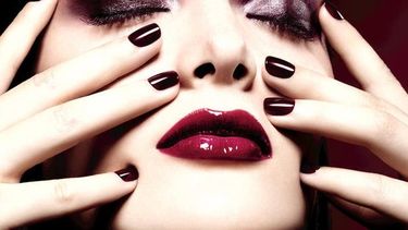 Granate y azul, los colores de moda del maquillaje de fiesta