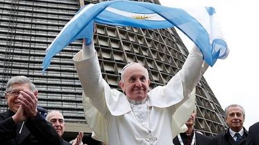 Monseñor Delgado, al lado del Papa Francisco, orgulloso en Río