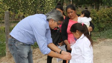 Molina entregó equipamiento escolar y guardapolvos a chicos de La Chimbera