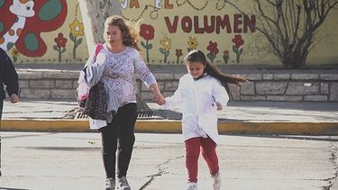 A la escuela con campera y paraguas