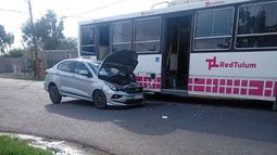 Un colectivo de la Red Tulum se llevó puesto a un auto en Chimbas Un colectivo de la Red Tulum se llevó puesto a un auto en Chimbas