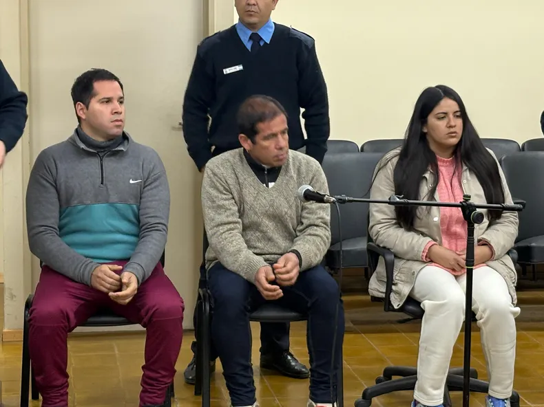 Iván Carrizo, su padre Omar Carrizo y su novia Cecilia Avendaño, los integrantes de la coperativa 9 de Julio Avanza.