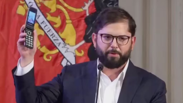 El presidente de Chile compró un celular con tapita y criticó la hiperconectividad