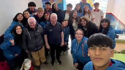 El Payito, el alma de un colegio sanjuanino: alumnos lo incluyeron en su bandera de egresados y le festejaron el cumple en el aula