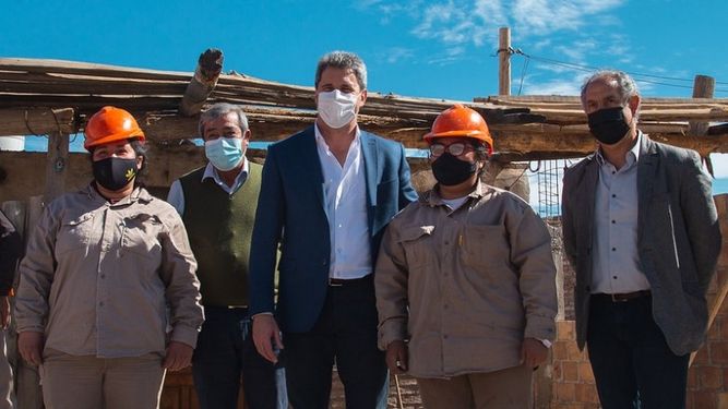 Uñac visitó Calingasta para recorrer obras del programa Argentina Hace y del IPV