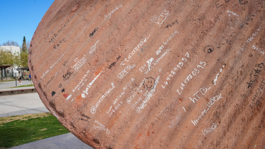 El Monumento al Deporte está vandalizado y las autoridades analizan cómo limpiarlo.