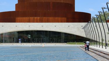 Los chicos de las colonias visitan el Teatro del Bicentenario