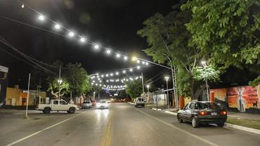 Campanitas, angelitos y estrellas iluminan los accesos a Chimbas