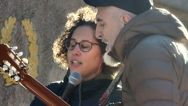 El reconocido músico sanjuanino Rubén González, cantando junto a una colega contra el ICE en una reciente protesta en Nueva York, donde reside hace casi 40 años.