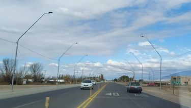 Los semáforos sobre Ruta 40 en la intersección de Calle 10 están en plena colocación.