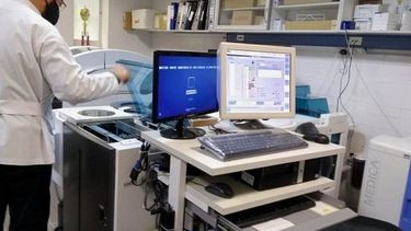 En menos de una semana, el Laboratorio del Rawson pasó de procesar 240 muestras diarias a más de 700