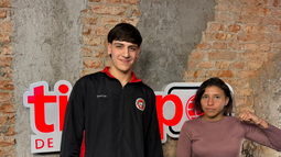 ¡Otro crossover en Entretiempo: Fede Bustos con la camiseta de Urquiza y La Mañosa, la campeona argentina de kickboxing ¡Otro crossover en Entretiempo: Fede Bustos con la camiseta de Urquiza y La Mañosa, la campeona argentina de kickboxing