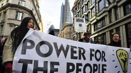 Británicos convocan a no pagar las tarifas de luz y gas por los aumentos