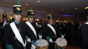 En el Club Social y entonando el Himno, recibieron el 9 de julio