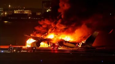 Un avión chocó con otra aeronave en Japón y se incendio en la pista del aeropuerto.
