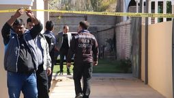 La imagen corresponde a uno de los casos que más conmocionó a la provincia: el allanamiento en la casa del menor que asesinó a mazazos a una jubilada