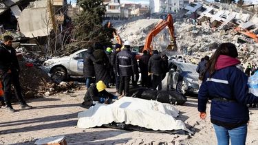 Los equipos de rescates siguen trabajando en Turquía y Siria entre los escombros.