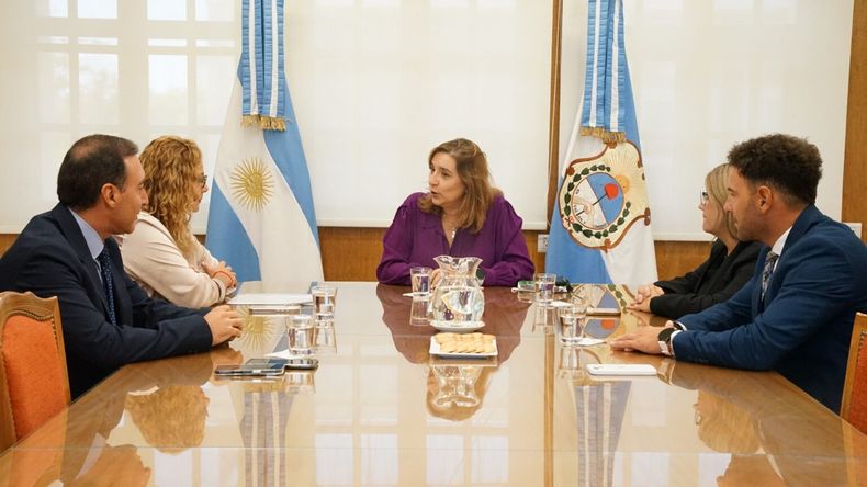 Romarión, junto a la presidenta de la Corte de Justicia, Adriana García Nieto