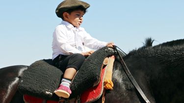 Máximo Coria sobre el lomo de su caballa en la I Cabalgata a la Virgen de la Paz