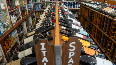 Guerra comercial: Trump amenaza a Europa con aranceles del 200% a vinos y champagnes