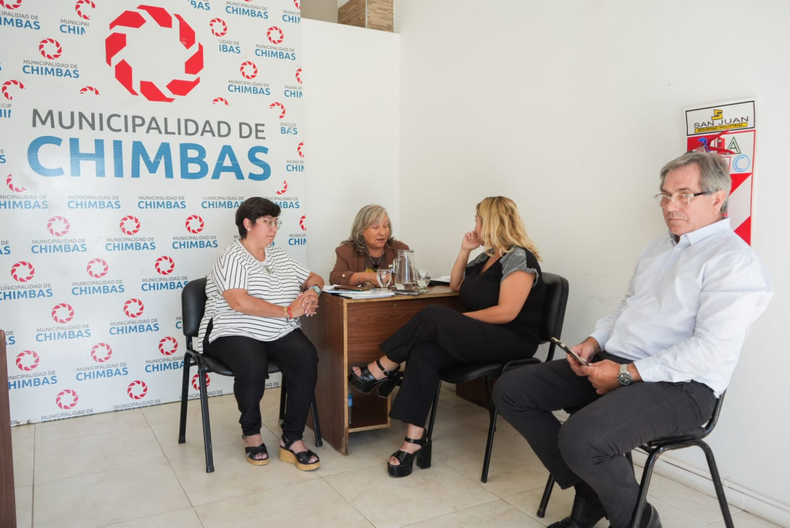 La secretaria de Gobierno de Chimbas, Natacha Coria, y los asesores legales de la intendenta Daniela Rodríguez, esperando para entrar en el Concejo Deliberante. 
