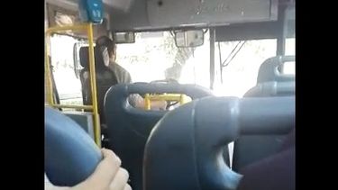 Denuncian a chofer de colectivo fumando mientras maneja
