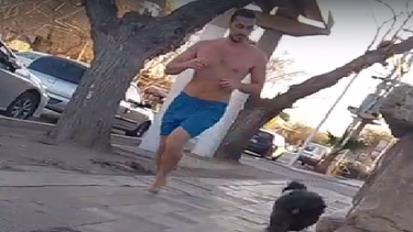 ¿Se anticipó al verano? Filmaron a un sanjuanino corriendo sin remera y descalzo