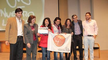 Lanzan concurso nacional para adolescentes, y entregan carnets y becas