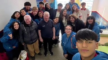 El Payito, el alma de un colegio sanjuanino: alumnos lo incluyeron en su bandera de egresados y le festejaron el cumple en el aula