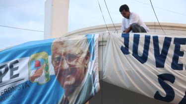 Choripaneros, el Tatá y el escenario esperan a Gioja para festejar en el PJ
