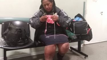 Vive en la calle, pero igual ayuda a los recién nacidos