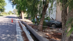 Violento choque en Albardón: un ciclista sufrió graves lesiones y un auto terminó incrustado en una casa Violento choque en Albardón: un ciclista sufrió graves lesiones y un auto terminó incrustado en una casa