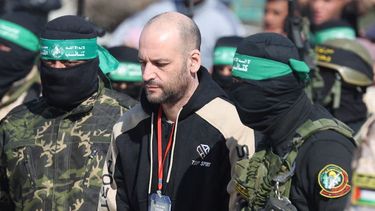 Iair Horn, escoltado por terroristas de Hamas.