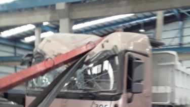 Cayeron más de 2 toneladas de hierro sobre un camión en una metalúrgica sanjuanina