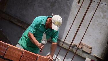 Le ofrecieron $700 por día a un albañil sanjuanino, ¡y se armó la rosca!