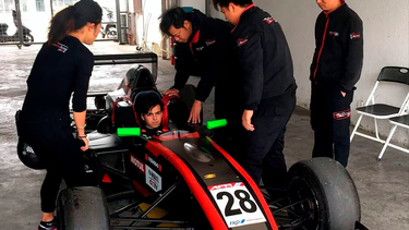 El joven Antolín González, rodeado de los integrantes de uno de los equipos en los que compitió.