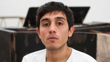 Quién es el artista multipremiado que realizó la escultura de la ballena en Zonda